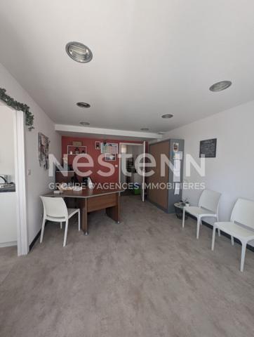 Maison à vendre à Radenac avec un local commercial loué