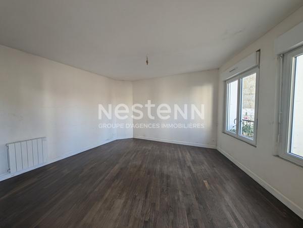 Maison à vendre à Radenac avec un local commercial loué