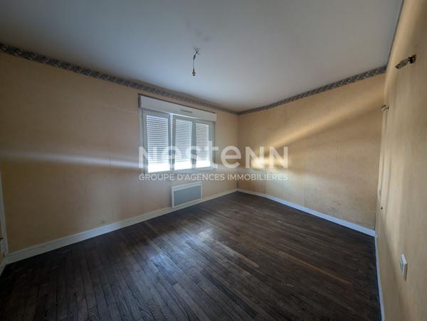 Maison à vendre à Radenac avec un local commercial loué