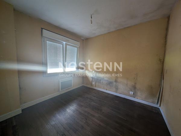 Maison à vendre à Radenac avec un local commercial loué