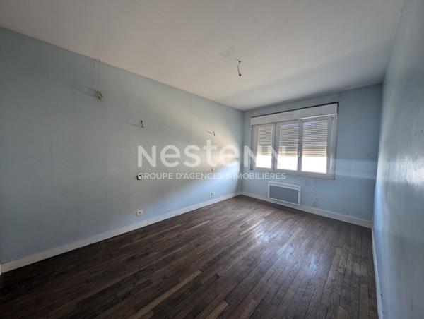 Maison à vendre à Radenac avec un local commercial loué