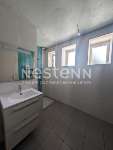 Maison à vendre à Radenac avec un local commercial loué