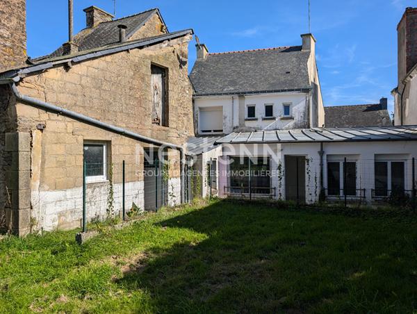 Maison à vendre à Radenac avec un local commercial loué