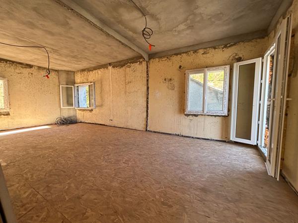 À vendre !Appartement (avec terrasse) 93 m² à rénover à Vignale, maison de village