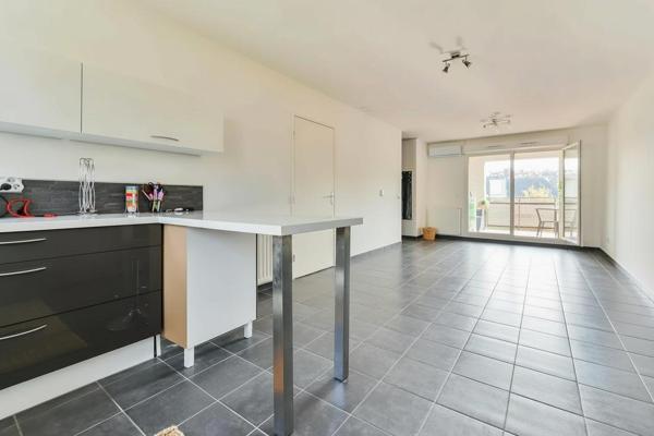 Appartement T3 avec grand espace de vie et loggia