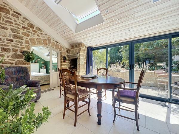 Maison en pierre rénovée, jardin clos et vie de plain-pied à Roz-sur-Couesnon Baie du Mt St Michel