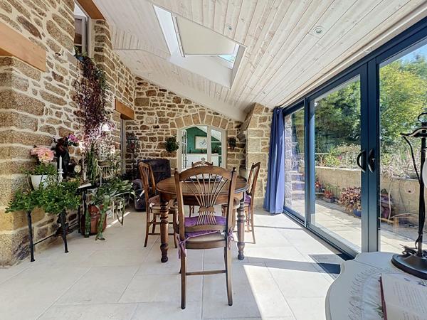 Maison en pierre rénovée, jardin clos et vie de plain-pied à Roz-sur-Couesnon Baie du Mt St Michel