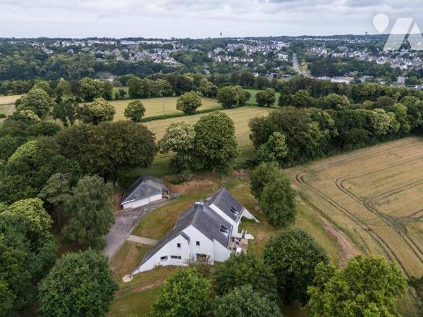 Maison a l'architecture emblématique d'une époque (1975).
L'étude Notarial a le plaisir de vou...