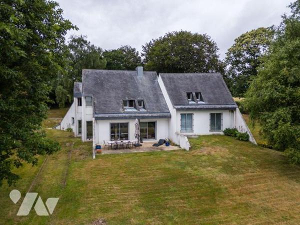 Maison a l'architecture emblématique d'une époque (1975).
L'étude Notarial a le plaisir de vou...