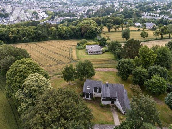 Maison a l'architecture emblématique d'une époque (1975).
L'étude Notarial a le plaisir de vou...