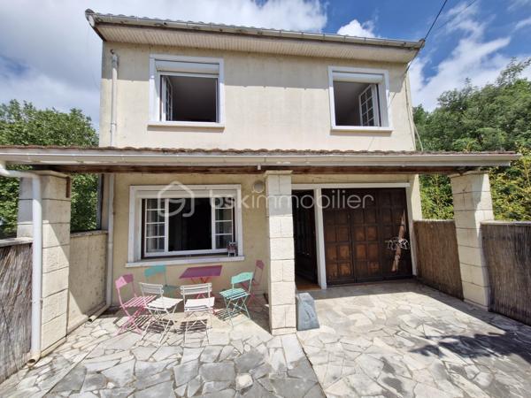 Venez découvrir cette charmante maison d'environ 121m2 sur son terrain clos de 147m2 dans un environnement calme à Bergerac
Elle se compose au rez-de-chaussée d'une entrée donnant accès en face à un dégagement et à votre gauche à un espace détente puis une cuisine aménagée et équipée, puis un grand et lumineux salon/salle à manger de 29m2 avec insert et climatisation réversible suivi d'une salle d'eau, d'un WC séparé et un garage de 11m2.
A l'étage, vous disposerez de trois chambres ainsi qu'une salle de bain et un WC séparé.
Pour la partie extérieure, la terrasse permet de passer des moments ou repas conviviaux dans un environnement calme.
Le bien se situe à Bergerac à 5min de ses commerces.
Le système de chauffage est électrique.
L'assainissement se fait par le tout à l'égout.
Ce qu'on aime : le double vitrage, le jardin clos, l'environnement calme, le garage, proche des commodités, les trois chambres, pas de travaux à prévoir, la climatisation réversible....
Disponible pour votre projet immobilier, je m'adapte à votre agenda pour visiter...
