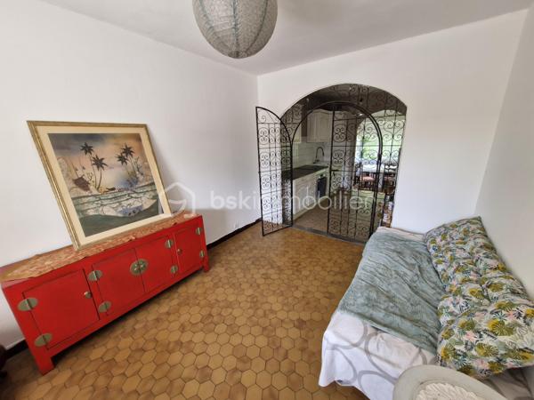 Venez découvrir cette charmante maison d'environ 121m2 sur son terrain clos de 147m2 dans un environnement calme à Bergerac
Elle se compose au rez-de-chaussée d'une entrée donnant accès en face à un dégagement et à votre gauche à un espace détente puis une cuisine aménagée et équipée, puis un grand et lumineux salon/salle à manger de 29m2 avec insert et climatisation réversible suivi d'une salle d'eau, d'un WC séparé et un garage de 11m2.
A l'étage, vous disposerez de trois chambres ainsi qu'une salle de bain et un WC séparé.
Pour la partie extérieure, la terrasse permet de passer des moments ou repas conviviaux dans un environnement calme.
Le bien se situe à Bergerac à 5min de ses commerces.
Le système de chauffage est électrique.
L'assainissement se fait par le tout à l'égout.
Ce qu'on aime : le double vitrage, le jardin clos, l'environnement calme, le garage, proche des commodités, les trois chambres, pas de travaux à prévoir, la climatisation réversible....
Disponible pour votre projet immobilier, je m'adapte à votre agenda pour visiter...