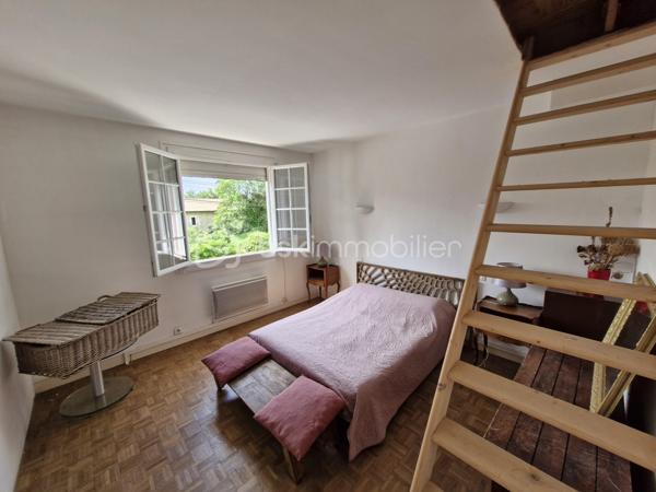 Venez découvrir cette charmante maison d'environ 121m2 sur son terrain clos de 147m2 dans un environnement calme à Bergerac
Elle se compose au rez-de-chaussée d'une entrée donnant accès en face à un dégagement et à votre gauche à un espace détente puis une cuisine aménagée et équipée, puis un grand et lumineux salon/salle à manger de 29m2 avec insert et climatisation réversible suivi d'une salle d'eau, d'un WC séparé et un garage de 11m2.
A l'étage, vous disposerez de trois chambres ainsi qu'une salle de bain et un WC séparé.
Pour la partie extérieure, la terrasse permet de passer des moments ou repas conviviaux dans un environnement calme.
Le bien se situe à Bergerac à 5min de ses commerces.
Le système de chauffage est électrique.
L'assainissement se fait par le tout à l'égout.
Ce qu'on aime : le double vitrage, le jardin clos, l'environnement calme, le garage, proche des commodités, les trois chambres, pas de travaux à prévoir, la climatisation réversible....
Disponible pour votre projet immobilier, je m'adapte à votre agenda pour visiter...