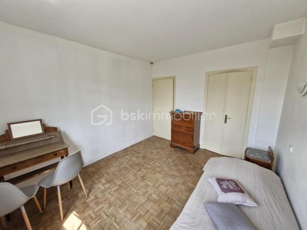 Venez découvrir cette charmante maison d'environ 121m2 sur son terrain clos de 147m2 dans un environnement calme à Bergerac
Elle se compose au rez-de-chaussée d'une entrée donnant accès en face à un dégagement et à votre gauche à un espace détente puis une cuisine aménagée et équipée, puis un grand et lumineux salon/salle à manger de 29m2 avec insert et climatisation réversible suivi d'une salle d'eau, d'un WC séparé et un garage de 11m2.
A l'étage, vous disposerez de trois chambres ainsi qu'une salle de bain et un WC séparé.
Pour la partie extérieure, la terrasse permet de passer des moments ou repas conviviaux dans un environnement calme.
Le bien se situe à Bergerac à 5min de ses commerces.
Le système de chauffage est électrique.
L'assainissement se fait par le tout à l'égout.
Ce qu'on aime : le double vitrage, le jardin clos, l'environnement calme, le garage, proche des commodités, les trois chambres, pas de travaux à prévoir, la climatisation réversible....
Disponible pour votre projet immobilier, je m'adapte à votre agenda pour visiter...