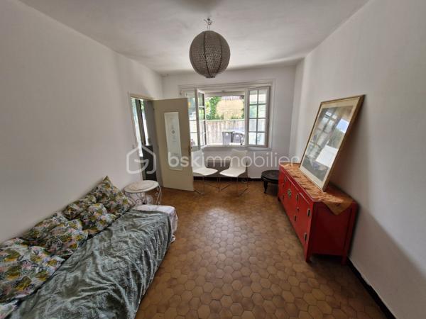 Venez découvrir cette charmante maison d'environ 121m2 sur son terrain clos de 147m2 dans un environnement calme à Bergerac
Elle se compose au rez-de-chaussée d'une entrée donnant accès en face à un dégagement et à votre gauche à un espace détente puis une cuisine aménagée et équipée, puis un grand et lumineux salon/salle à manger de 29m2 avec insert et climatisation réversible suivi d'une salle d'eau, d'un WC séparé et un garage de 11m2.
A l'étage, vous disposerez de trois chambres ainsi qu'une salle de bain et un WC séparé.
Pour la partie extérieure, la terrasse permet de passer des moments ou repas conviviaux dans un environnement calme.
Le bien se situe à Bergerac à 5min de ses commerces.
Le système de chauffage est électrique.
L'assainissement se fait par le tout à l'égout.
Ce qu'on aime : le double vitrage, le jardin clos, l'environnement calme, le garage, proche des commodités, les trois chambres, pas de travaux à prévoir, la climatisation réversible....
Disponible pour votre projet immobilier, je m'adapte à votre agenda pour visiter...