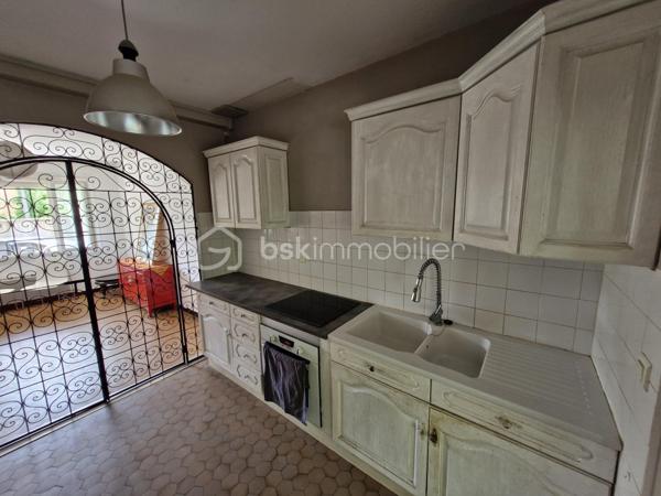 Venez découvrir cette charmante maison d'environ 121m2 sur son terrain clos de 147m2 dans un environnement calme à Bergerac
Elle se compose au rez-de-chaussée d'une entrée donnant accès en face à un dégagement et à votre gauche à un espace détente puis une cuisine aménagée et équipée, puis un grand et lumineux salon/salle à manger de 29m2 avec insert et climatisation réversible suivi d'une salle d'eau, d'un WC séparé et un garage de 11m2.
A l'étage, vous disposerez de trois chambres ainsi qu'une salle de bain et un WC séparé.
Pour la partie extérieure, la terrasse permet de passer des moments ou repas conviviaux dans un environnement calme.
Le bien se situe à Bergerac à 5min de ses commerces.
Le système de chauffage est électrique.
L'assainissement se fait par le tout à l'égout.
Ce qu'on aime : le double vitrage, le jardin clos, l'environnement calme, le garage, proche des commodités, les trois chambres, pas de travaux à prévoir, la climatisation réversible....
Disponible pour votre projet immobilier, je m'adapte à votre agenda pour visiter...