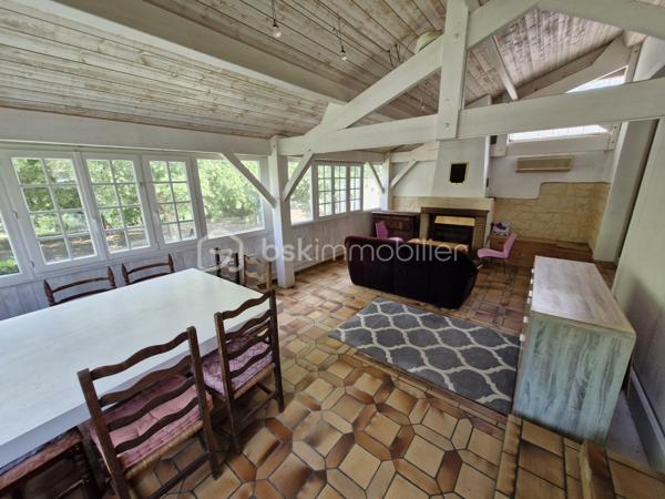 Venez découvrir cette charmante maison d'environ 121m2 sur son terrain clos de 147m2 dans un environnement calme à Bergerac
Elle se compose au rez-de-chaussée d'une entrée donnant accès en face à un dégagement et à votre gauche à un espace détente puis une cuisine aménagée et équipée, puis un grand et lumineux salon/salle à manger de 29m2 avec insert et climatisation réversible suivi d'une salle d'eau, d'un WC séparé et un garage de 11m2.
A l'étage, vous disposerez de trois chambres ainsi qu'une salle de bain et un WC séparé.
Pour la partie extérieure, la terrasse permet de passer des moments ou repas conviviaux dans un environnement calme.
Le bien se situe à Bergerac à 5min de ses commerces.
Le système de chauffage est électrique.
L'assainissement se fait par le tout à l'égout.
Ce qu'on aime : le double vitrage, le jardin clos, l'environnement calme, le garage, proche des commodités, les trois chambres, pas de travaux à prévoir, la climatisation réversible....
Disponible pour votre projet immobilier, je m'adapte à votre agenda pour visiter...