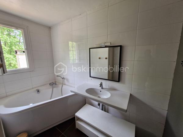 Venez découvrir cette charmante maison d'environ 121m2 sur son terrain clos de 147m2 dans un environnement calme à Bergerac
Elle se compose au rez-de-chaussée d'une entrée donnant accès en face à un dégagement et à votre gauche à un espace détente puis une cuisine aménagée et équipée, puis un grand et lumineux salon/salle à manger de 29m2 avec insert et climatisation réversible suivi d'une salle d'eau, d'un WC séparé et un garage de 11m2.
A l'étage, vous disposerez de trois chambres ainsi qu'une salle de bain et un WC séparé.
Pour la partie extérieure, la terrasse permet de passer des moments ou repas conviviaux dans un environnement calme.
Le bien se situe à Bergerac à 5min de ses commerces.
Le système de chauffage est électrique.
L'assainissement se fait par le tout à l'égout.
Ce qu'on aime : le double vitrage, le jardin clos, l'environnement calme, le garage, proche des commodités, les trois chambres, pas de travaux à prévoir, la climatisation réversible....
Disponible pour votre projet immobilier, je m'adapte à votre agenda pour visiter...