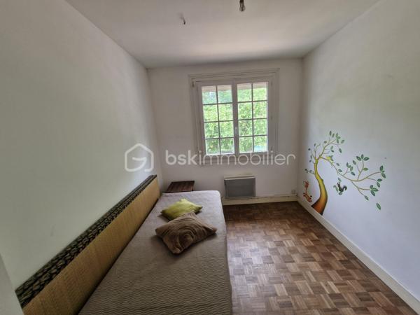 Venez découvrir cette charmante maison d'environ 121m2 sur son terrain clos de 147m2 dans un environnement calme à Bergerac
Elle se compose au rez-de-chaussée d'une entrée donnant accès en face à un dégagement et à votre gauche à un espace détente puis une cuisine aménagée et équipée, puis un grand et lumineux salon/salle à manger de 29m2 avec insert et climatisation réversible suivi d'une salle d'eau, d'un WC séparé et un garage de 11m2.
A l'étage, vous disposerez de trois chambres ainsi qu'une salle de bain et un WC séparé.
Pour la partie extérieure, la terrasse permet de passer des moments ou repas conviviaux dans un environnement calme.
Le bien se situe à Bergerac à 5min de ses commerces.
Le système de chauffage est électrique.
L'assainissement se fait par le tout à l'égout.
Ce qu'on aime : le double vitrage, le jardin clos, l'environnement calme, le garage, proche des commodités, les trois chambres, pas de travaux à prévoir, la climatisation réversible....
Disponible pour votre projet immobilier, je m'adapte à votre agenda pour visiter...