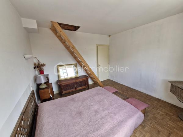Venez découvrir cette charmante maison d'environ 121m2 sur son terrain clos de 147m2 dans un environnement calme à Bergerac
Elle se compose au rez-de-chaussée d'une entrée donnant accès en face à un dégagement et à votre gauche à un espace détente puis une cuisine aménagée et équipée, puis un grand et lumineux salon/salle à manger de 29m2 avec insert et climatisation réversible suivi d'une salle d'eau, d'un WC séparé et un garage de 11m2.
A l'étage, vous disposerez de trois chambres ainsi qu'une salle de bain et un WC séparé.
Pour la partie extérieure, la terrasse permet de passer des moments ou repas conviviaux dans un environnement calme.
Le bien se situe à Bergerac à 5min de ses commerces.
Le système de chauffage est électrique.
L'assainissement se fait par le tout à l'égout.
Ce qu'on aime : le double vitrage, le jardin clos, l'environnement calme, le garage, proche des commodités, les trois chambres, pas de travaux à prévoir, la climatisation réversible....
Disponible pour votre projet immobilier, je m'adapte à votre agenda pour visiter...