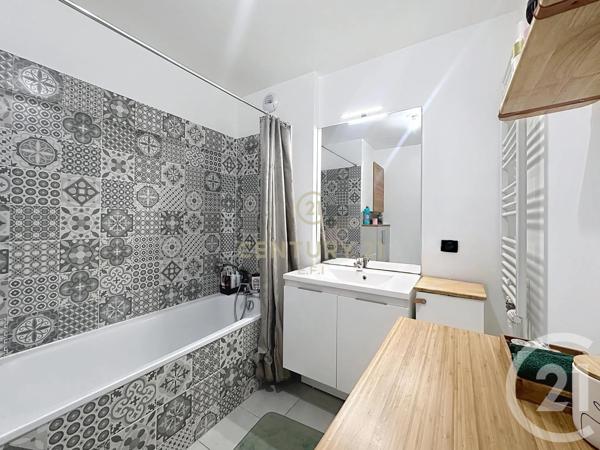 Appartement F4 à vendre  4 pièces - 76,74 m 2   NEUILLY SUR MARNE  - 93