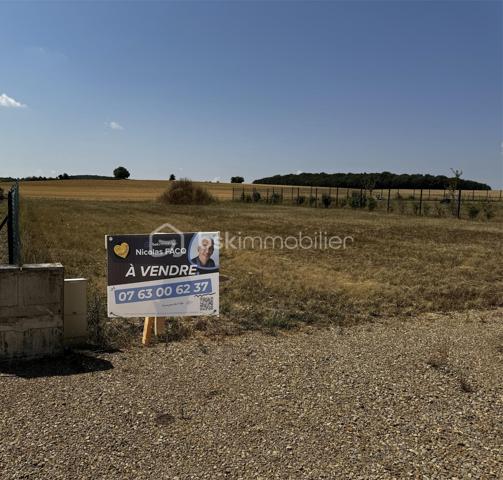 Vous avez un projet de construction ? Je propose à la vente, en exclusivité, 8 terrains à bâtir situés au sein d’un lotissement établi sur la commune de Vinon (18300). Les premières constructions ont été réalisées dès 2016 : vous vous installez ainsi dans un environnement calme, résidentiel et déjà structuré.

Caractéristiques des parcelles :
- Surfaces : Parcelles allant de 955 m² à 1170 m². Des surfaces pensées pour implanter confortablement votre maison individuelle tout en conservant un extérieur privatif agréable.
- Viabilisation : Terrains viabilisés. L’assainissement individuel est à prévoir.
- Liberté de construction : Libre choix du constructeur pour vous permettre de réaliser le projet qui correspond précisément à vos besoins et à votre budget.

Pourquoi s’implanter à Vinon ?
La commune offre un cadre de vie pratique et organisé pour les familles, avec des services essentiels à proximité :
- Scolarité : Organisation via un RPI intercommunal (maternelle, primaire et collège, avec les classes de CM1-CM2 à Vinon).
- Services aux familles : Garderie disponible de 7h30 à 18h30, cantine scolaire située à l’ESAT de Veaugues, et ramassage scolaire.
- Vie locale : Présence sur la commune d'un café-restaurant et d'un service postal.
- Localisation : Commune dynamique rattachée à la Communauté de Communes Pays Fort, Sancerrois, Val de Loire.

En tant que mandataire, je suis à votre disposition pour vous transmettre les plans et les modalités d’acquisition de chaque lot.
Vous souhaitez obtenir des renseignements complémentaires ou organiser une visite ?
Je suis à votre entière disposition.