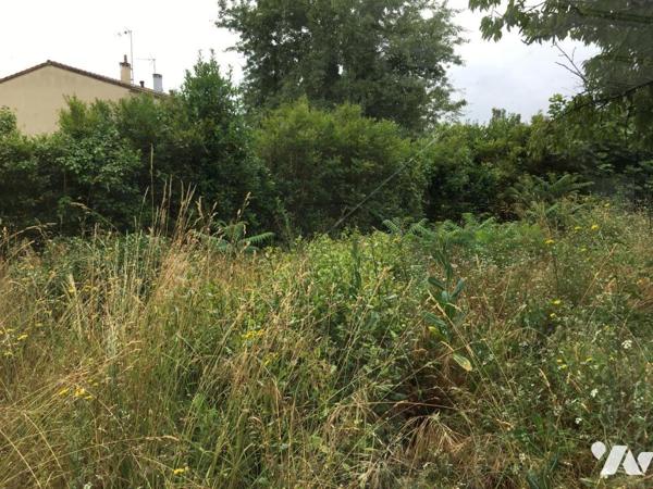 MAISON D'HABITATION A RESTAURER AVEC GARAGE ET JARDIN PROCHE ÉCOLES ET COLLEGE