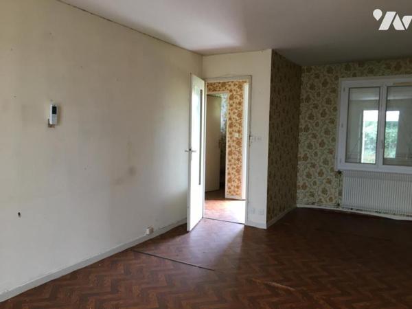 MAISON D'HABITATION A RESTAURER AVEC GARAGE ET JARDIN PROCHE ÉCOLES ET COLLEGE