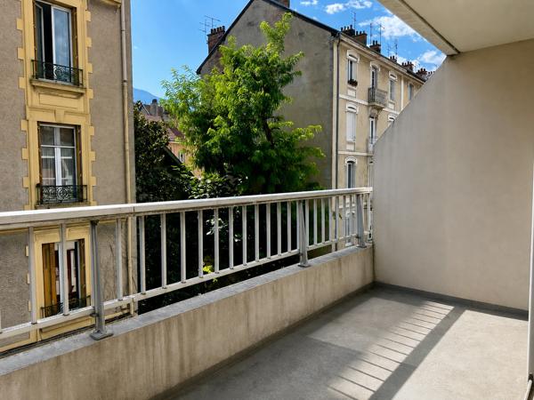 STUDIO AVEC JOLIE TERRASSE