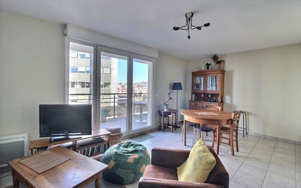 Appartement à vendre    3 pièces • 61 m2 Marseille 2