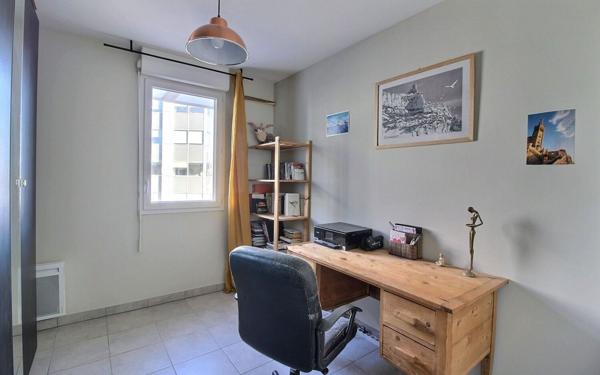 Appartement à vendre    3 pièces • 61 m2 Marseille 2
