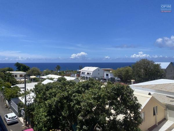 A vendre bel appartement T2 avec vue mer au centre ville de la Possession.