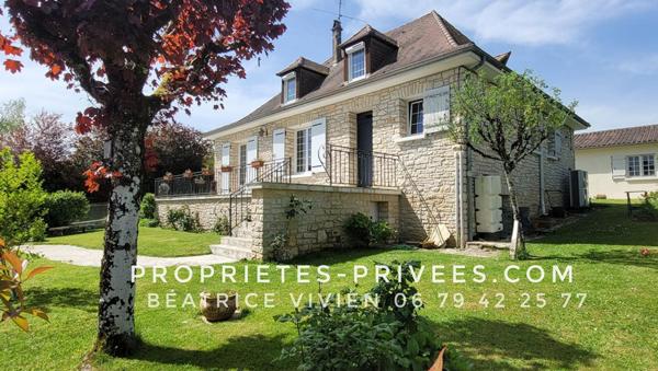 A ROUFFIGNAC, avec tous services! Maison en pierre 137m2, rénovée avec goût!. 3 belles chambres. 2 Salles d'eau. 2 Wc. Garage. Jardin clos, d'agrément 685 m2