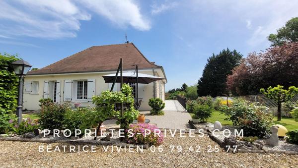 A ROUFFIGNAC, avec tous services! Maison en pierre 137m2, rénovée avec goût!. 3 belles chambres. 2 Salles d'eau. 2 Wc. Garage. Jardin clos, d'agrément 685 m2