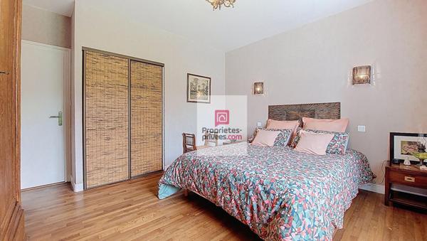 A ROUFFIGNAC, avec tous services! Maison en pierre 137m2, rénovée avec goût!. 3 belles chambres. 2 Salles d'eau. 2 Wc. Garage. Jardin clos, d'agrément 685 m2