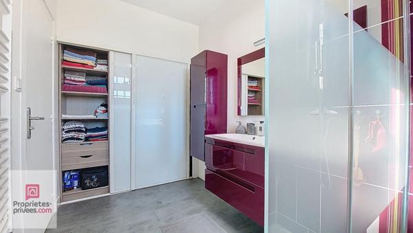 A ROUFFIGNAC, avec tous services! Maison en pierre 137m2, rénovée avec goût!. 3 belles chambres. 2 Salles d'eau. 2 Wc. Garage. Jardin clos, d'agrément 685 m2