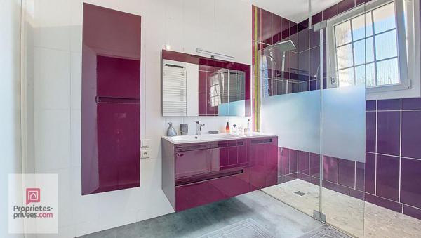 A ROUFFIGNAC, avec tous services! Maison en pierre 137m2, rénovée avec goût!. 3 belles chambres. 2 Salles d'eau. 2 Wc. Garage. Jardin clos, d'agrément 685 m2