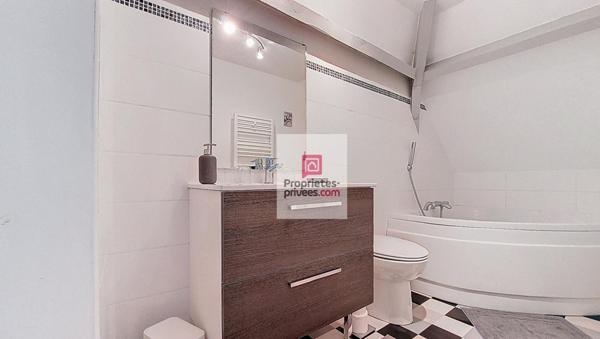 A ROUFFIGNAC, avec tous services! Maison en pierre 137m2, rénovée avec goût!. 3 belles chambres. 2 Salles d'eau. 2 Wc. Garage. Jardin clos, d'agrément 685 m2