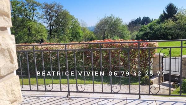 A ROUFFIGNAC, avec tous services! Maison en pierre 137m2, rénovée avec goût!. 3 belles chambres. 2 Salles d'eau. 2 Wc. Garage. Jardin clos, d'agrément 685 m2