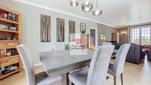 A ROUFFIGNAC, avec tous services! Maison en pierre 137m2, rénovée avec goût!. 3 belles chambres. 2 Salles d'eau. 2 Wc. Garage. Jardin clos, d'agrément 685 m2