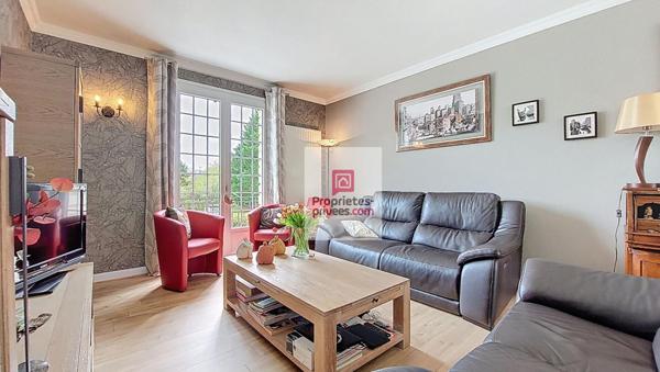 A ROUFFIGNAC, avec tous services! Maison en pierre 137m2, rénovée avec goût!. 3 belles chambres. 2 Salles d'eau. 2 Wc. Garage. Jardin clos, d'agrément 685 m2