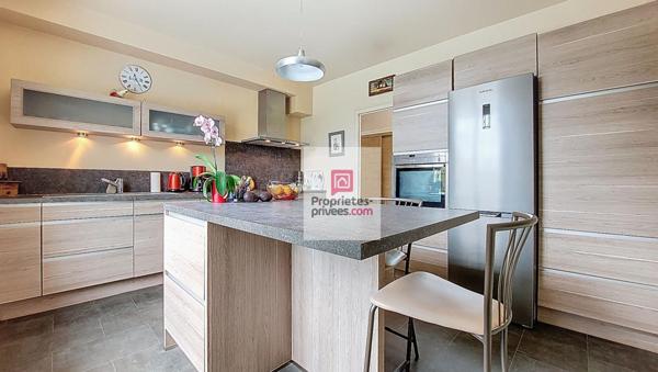 A ROUFFIGNAC, avec tous services! Maison en pierre 137m2, rénovée avec goût!. 3 belles chambres. 2 Salles d'eau. 2 Wc. Garage. Jardin clos, d'agrément 685 m2