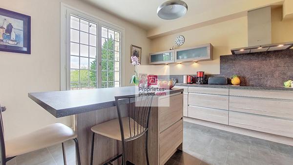 A ROUFFIGNAC, avec tous services! Maison en pierre 137m2, rénovée avec goût!. 3 belles chambres. 2 Salles d'eau. 2 Wc. Garage. Jardin clos, d'agrément 685 m2