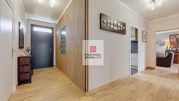 A ROUFFIGNAC, avec tous services! Maison en pierre 137m2, rénovée avec goût!. 3 belles chambres. 2 Salles d'eau. 2 Wc. Garage. Jardin clos, d'agrément 685 m2