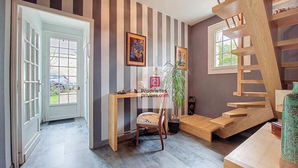 A ROUFFIGNAC, avec tous services! Maison en pierre 137m2, rénovée avec goût!. 3 belles chambres. 2 Salles d'eau. 2 Wc. Garage. Jardin clos, d'agrément 685 m2