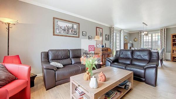 A ROUFFIGNAC, avec tous services! Maison en pierre 137m2, rénovée avec goût!. 3 belles chambres. 2 Salles d'eau. 2 Wc. Garage. Jardin clos, d'agrément 685 m2