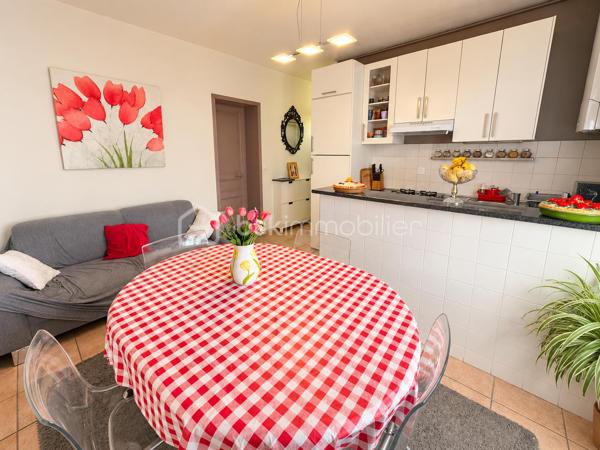 En exclusivité, aux portes de Paris, à Choisy-le-Roi, découvrez cet appartement 3 pièces d’environ 50 m², situé au deuxième étage d’une copropriété, à proximité de la gare, des commerces et des commodités.
L’appartement se compose d’un séjour avec cuisine ouverte d’environ 13 m², d’une première chambre de 13 m² avec placard et d’une seconde chambre d’environ 14 m². Une salle de bains ainsi que des WC séparés complètent l’espace intérieur.
Les menuiseries sont en PVC double vitrage et le logement dispose d’un chauffage au gaz.
L’appartement bénéficie également de belles surfaces annexes avec un grenier privatif d’environ 14 m² et une cave privative d’environ 7 m². Une cour commune est également à disposition des occupants de la copropriété.
Le bien se situe au sein d’une copropriété entretenue, dont la cage d’escalier a été entièrement rénovée récemment, apportant un cadre soigné aux parties communes.
Sa situation aux portes de Paris, la proximité des transports et des commerces, ses deux chambres ainsi que ses espaces de stockage supplémentaires en font un bien adapté aussi bien à une résidence principale qu’à un projet d’investissement locatif.
Pour tout renseignement complémentaire ou pour organiser une visite, contactez moi.