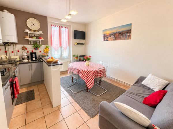 En exclusivité, aux portes de Paris, à Choisy-le-Roi, découvrez cet appartement 3 pièces d’environ 50 m², situé au deuxième étage d’une copropriété, à proximité de la gare, des commerces et des commodités.
L’appartement se compose d’un séjour avec cuisine ouverte d’environ 13 m², d’une première chambre de 13 m² avec placard et d’une seconde chambre d’environ 14 m². Une salle de bains ainsi que des WC séparés complètent l’espace intérieur.
Les menuiseries sont en PVC double vitrage et le logement dispose d’un chauffage au gaz.
L’appartement bénéficie également de belles surfaces annexes avec un grenier privatif d’environ 14 m² et une cave privative d’environ 7 m². Une cour commune est également à disposition des occupants de la copropriété.
Le bien se situe au sein d’une copropriété entretenue, dont la cage d’escalier a été entièrement rénovée récemment, apportant un cadre soigné aux parties communes.
Sa situation aux portes de Paris, la proximité des transports et des commerces, ses deux chambres ainsi que ses espaces de stockage supplémentaires en font un bien adapté aussi bien à une résidence principale qu’à un projet d’investissement locatif.
Pour tout renseignement complémentaire ou pour organiser une visite, contactez moi.
