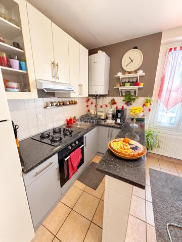 En exclusivité, aux portes de Paris, à Choisy-le-Roi, découvrez cet appartement 3 pièces d’environ 50 m², situé au deuxième étage d’une copropriété, à proximité de la gare, des commerces et des commodités.
L’appartement se compose d’un séjour avec cuisine ouverte d’environ 13 m², d’une première chambre de 13 m² avec placard et d’une seconde chambre d’environ 14 m². Une salle de bains ainsi que des WC séparés complètent l’espace intérieur.
Les menuiseries sont en PVC double vitrage et le logement dispose d’un chauffage au gaz.
L’appartement bénéficie également de belles surfaces annexes avec un grenier privatif d’environ 14 m² et une cave privative d’environ 7 m². Une cour commune est également à disposition des occupants de la copropriété.
Le bien se situe au sein d’une copropriété entretenue, dont la cage d’escalier a été entièrement rénovée récemment, apportant un cadre soigné aux parties communes.
Sa situation aux portes de Paris, la proximité des transports et des commerces, ses deux chambres ainsi que ses espaces de stockage supplémentaires en font un bien adapté aussi bien à une résidence principale qu’à un projet d’investissement locatif.
Pour tout renseignement complémentaire ou pour organiser une visite, contactez moi.