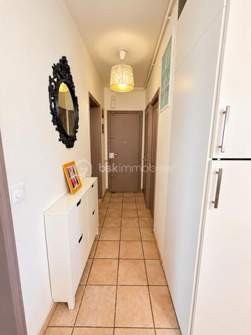 En exclusivité, aux portes de Paris, à Choisy-le-Roi, découvrez cet appartement 3 pièces d’environ 50 m², situé au deuxième étage d’une copropriété, à proximité de la gare, des commerces et des commodités.
L’appartement se compose d’un séjour avec cuisine ouverte d’environ 13 m², d’une première chambre de 13 m² avec placard et d’une seconde chambre d’environ 14 m². Une salle de bains ainsi que des WC séparés complètent l’espace intérieur.
Les menuiseries sont en PVC double vitrage et le logement dispose d’un chauffage au gaz.
L’appartement bénéficie également de belles surfaces annexes avec un grenier privatif d’environ 14 m² et une cave privative d’environ 7 m². Une cour commune est également à disposition des occupants de la copropriété.
Le bien se situe au sein d’une copropriété entretenue, dont la cage d’escalier a été entièrement rénovée récemment, apportant un cadre soigné aux parties communes.
Sa situation aux portes de Paris, la proximité des transports et des commerces, ses deux chambres ainsi que ses espaces de stockage supplémentaires en font un bien adapté aussi bien à une résidence principale qu’à un projet d’investissement locatif.
Pour tout renseignement complémentaire ou pour organiser une visite, contactez moi.